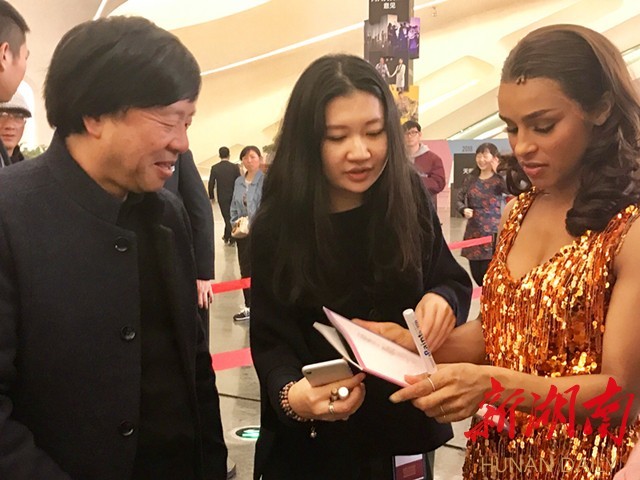 电影保镖中除了惠特尼休斯顿另一个女明星唱的歌曲名字_休斯顿保镖电影原声_美国电影保镖歌曲