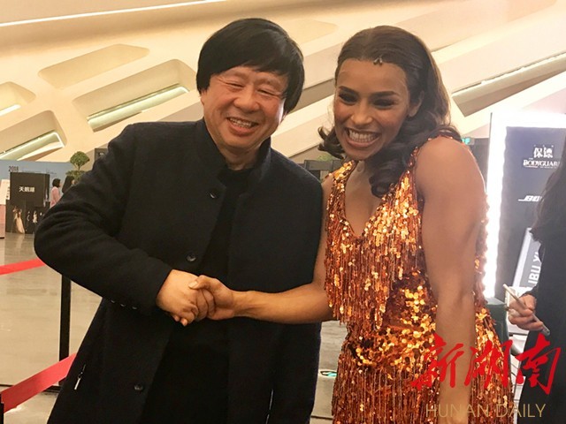 休斯顿保镖电影原声_电影保镖中除了惠特尼休斯顿另一个女明星唱的歌曲名字_美国电影保镖歌曲